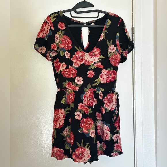 Hollister Floral Print Faux Wrap Romper Skort Size M - Picture 3 of 12